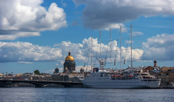 San Pietroburgo, Russia - 5 agosto 2015: Cruise liner Wind Surf di Windstar Cruises Luxury Lines parte dal fiume Neva . — Foto Stock