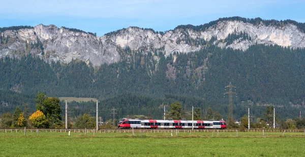 Επιβατηγό τρένο που πηγαίνει στις Αυστριακές Άλπεις. — Φωτογραφία Αρχείου