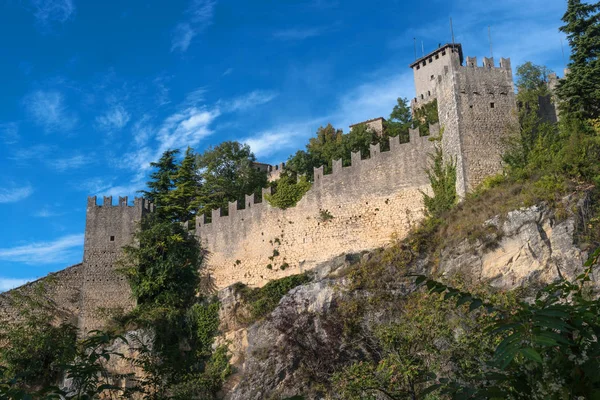 Il lupo della fortezza di Guaita è la torre più antica e famosa di San Marino. Italia . — Foto Stock