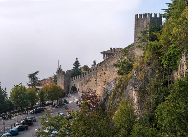 San Marino, Itália - 15 de outubro de 2016: O lobo da fortaleza de Guaita é a torre mais antiga e famosa de San Marino. Itália . — Fotografia de Stock