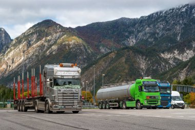 E45 Otoyolu, Avusturya - 21 Ekim 2016: Kamyon Alpleri'nde otoparkta park etmiş.