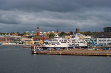 Helsingbog, İsveç - 9 Ekim 2016: görünümü gemide Danimarka'ya yelken için feribot liman ve şehir.