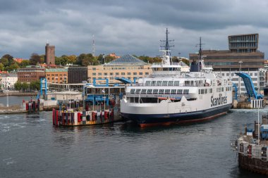 Helsingbog, İsveç - 9 Ekim 2016: görünümü gemide Danimarka'ya yelken için feribot liman ve şehir.