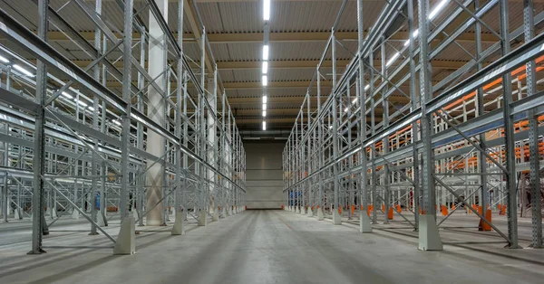 Interior de un almacén con bastidores . — Foto de Stock