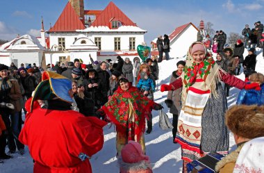 Gatchina, Leningrad region, Rusya Federasyonu - 5 Mart 2011: Maslenitsa. Rus halklar, geleneksel bahar tatil.