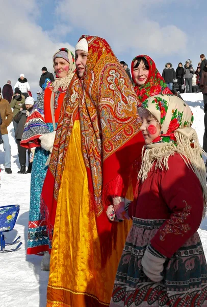 Gatchina, región de Leningrado, Rusia - 5 de marzo de 2011: Maslenitsa. unas vacaciones tradicionales de primavera en los pueblos rusos . — Foto de Stock