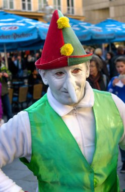 Münih, Almanya - 16 Ekim 2011: Street MIME aktör, Marienplatz, palyaço cüce para kazanır. Aktör seyirci ağırlıyor.