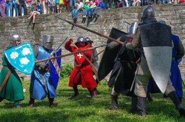 Koporje, Leningrad region, Rusya Federasyonu - 21 Temmuz 2012: şövalye duels ve savaş şövalye yaşam kampı, yeniden inşası çadır