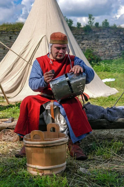 Koporje, región de Leningrado, Rusia - 21 de julio de 2012: Reconstrucción de duelos de caballeros y campo de batalla, tiendas de campaña —  Fotos de Stock