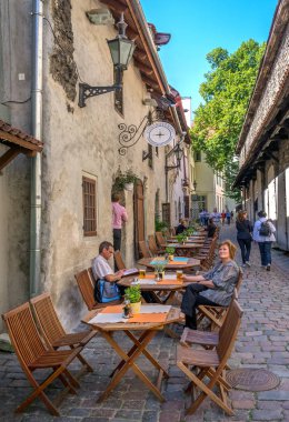 Tallinn, Estonya - 2 Ağustos 2011: Street Cafe Medveščak caddeleri üzerinde.