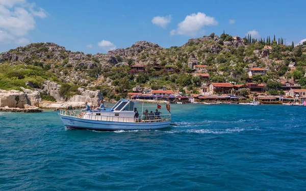 Antalya, Turquía - 26 de abril de 2014: Aldea Kalekoy en la isla turca de Kekova — Foto de Stock