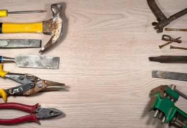 Ahşap arkaplanda eski araçlar.