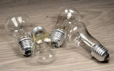 Elektrik ampulleri ahşap arka plan üzerinde.