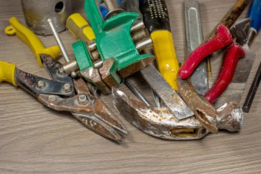 Ahşap arkaplanda eski araçlar.