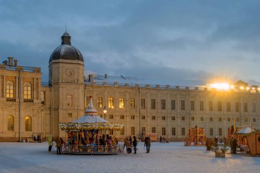 Gatchina, Rusya - 2 Ocak 2017: Gatchina Palace, yeni yıl adil tören alanı.