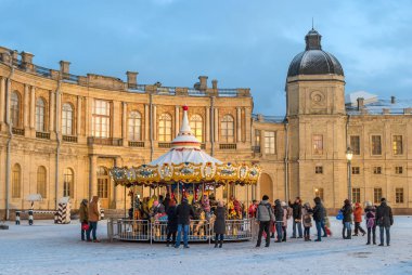 Gatchina, Rusya - 2 Ocak 2017: Gatchina Palace, yeni yıl adil tören alanı.