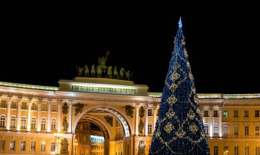 Palace Meydanı'nda Genel Kurmay kemer arka plan üzerinde Noel ağacı. Saint-Petersburg, Rusya Federasyonu.