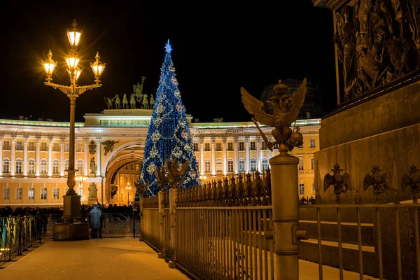 Palace Meydanı'nda Genel Kurmay kemer arka plan üzerinde Noel ağacı. Saint-Petersburg, Rusya Federasyonu.