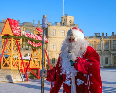 Gatchina, Rusya - 6 Ocak 2017: Noel show Gatchina Sarayı önünde tören alanı çocuklar için.
