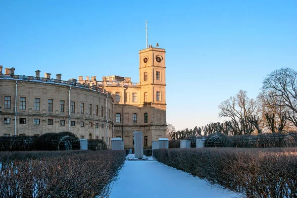 Gatchina Sarayı. Saray ve saat kulesi üzerinden özel bahçe sokak görünümü.