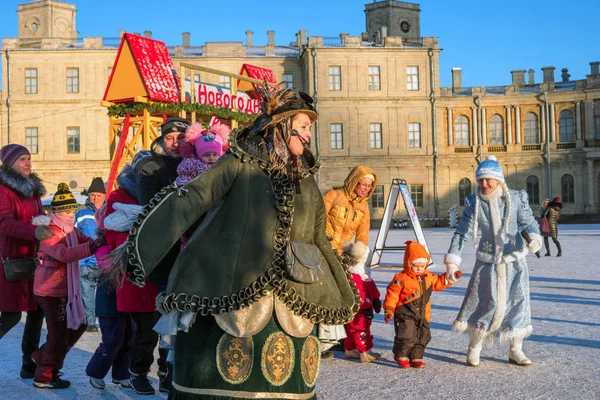 Gatchina, Rusya - 6 Ocak 2017: Noel show Gatchina Sarayı önünde tören alanı çocuklar için.