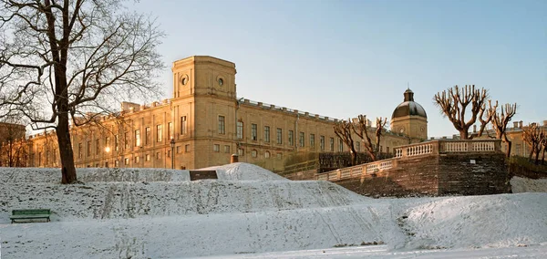 Gatchina Sarayı. Rusya. Karpin gölet görüntülemek.