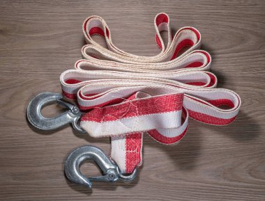 Ahşap arka plan üzerinde bir araba için çekme halatı.