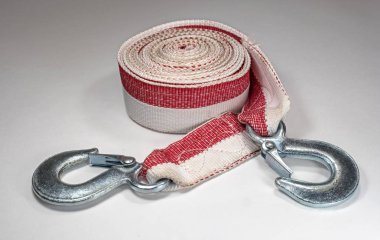 Hafif bir arka plan üzerinde araç için çekme halatı.