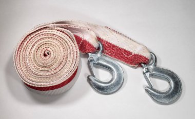 Hafif bir arka plan üzerinde araç için çekme halatı.