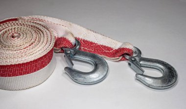 Hafif bir arka plan üzerinde araç için çekme halatı.