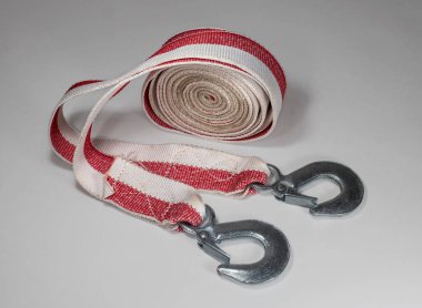 Hafif bir arka plan üzerinde araç için çekme halatı.