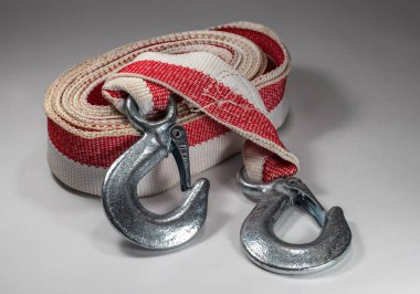 Hafif bir arka plan üzerinde araç için çekme halatı.