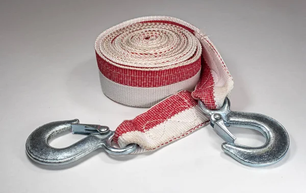 Hafif bir arka plan üzerinde araç için çekme halatı.