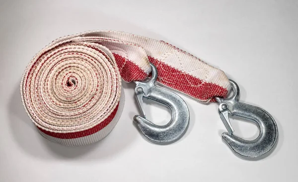 Hafif bir arka plan üzerinde araç için çekme halatı.