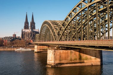 Köln Katedrali ve Hohenzollern Köprüsü.