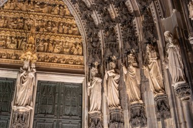 Köln Katedrali Batı Cephesi üzerindeki heykeller. UNESCO mirası istiyorsunuz.