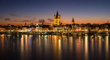 Köln, Almanya - 22 Ocak 2017: Görünüm tarihi merkezi Köln alacakaranlıkta - brüt St. Martin Kilisesi ve Belediye Binası.