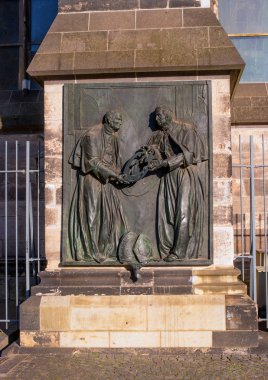 Köln, Almanya - 19 Ocak 2017: Heykel anıt katedralin yanında.