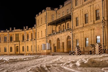 Gatchina Sarayı. Sarayın ana giriş. Gece fotoğraf. Rusya.