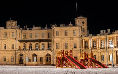 Gatchina Sarayı. Sarayın ana giriş. Gece fotoğraf. Rusya.