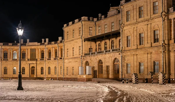 Gatczyna Palace. Wejście do prawego skrzydła. Fotografii nocy. Rosja. — Zdjęcie stockowe