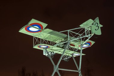 Gatchina, Rusya - 10 Şubat 2016: Rusya'nın ilk askeri havaalanı 100 yıldönümü onuruna anıt parçası. Uçak modeli Foreman.