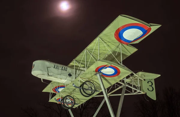 Gatchina, Rússia - 10 de fevereiro de 2016: Fragmento do monumento em honra do centenário do primeiro aeroporto militar na Rússia. Avião modelo Foreman . — Fotografia de Stock