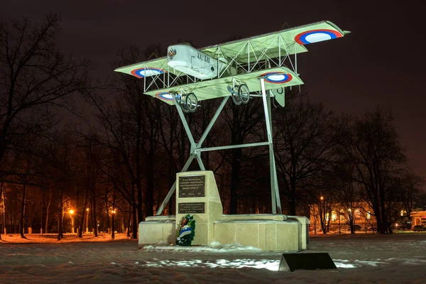 Gatchina, Russia - February 10, 2016: Monument in honor of the 100th anniversary of the first military airport in Russia. Airplane Model Foreman. — Stock Photo, Image