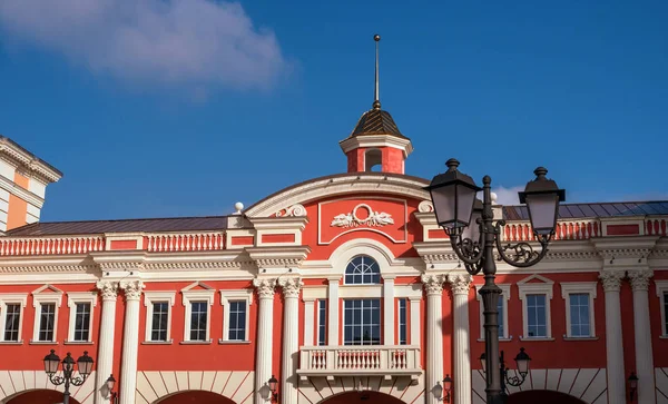 St. Petersburg, Rusko - 5 března 2017: Outlet village Pulkovo. Fragment budovy. — Stock fotografie