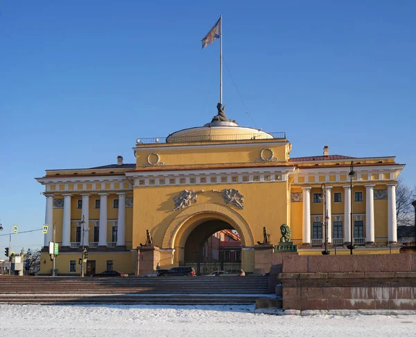 One of the buildings of the Main Admiralty in St. Petersburg. — Stock Photo, Image