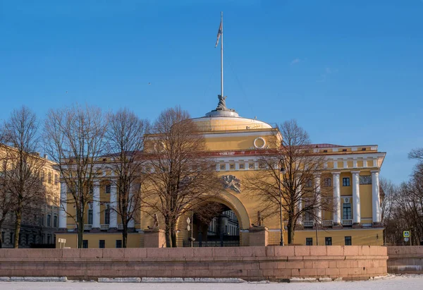 One of the buildings of the Main Admiralty in St. Petersburg. — Stock Photo, Image
