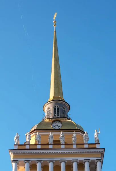 The spire of the Main Admiralty in St. Petersburg. Fragment of the building. — Stock Photo, Image