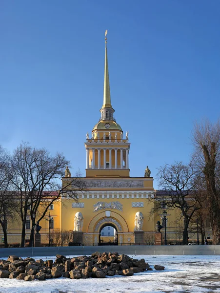 The building of the Main Admiralty in St. Petersburg. — Stock Photo, Image