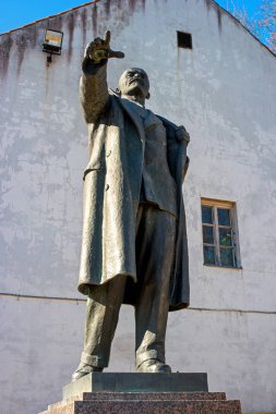 Narva, Estonya - 4 Mayıs 2016: Vladimir Lenin Anıtı. Bu bölge Narva kasabasında kale üzerinde yer almaktadır. Estonya.